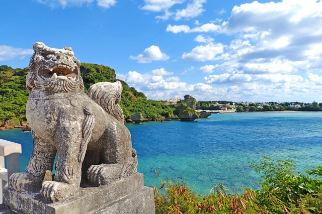 沖縄の海とシーサー