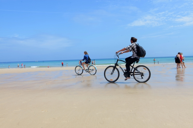 自転車で海岸を走る