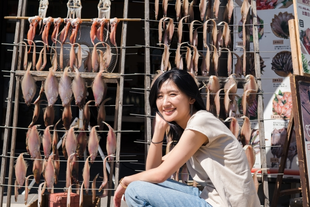 リゾート地の休日を楽しむ女性