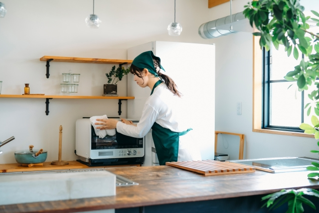 掃除をする女性スタッフ