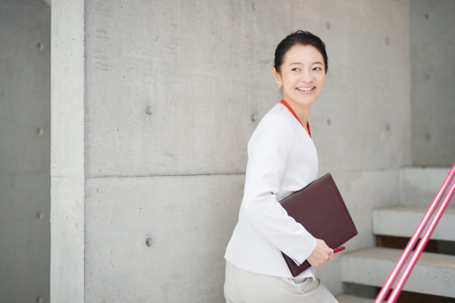 階段を上りかけで振り返る女性