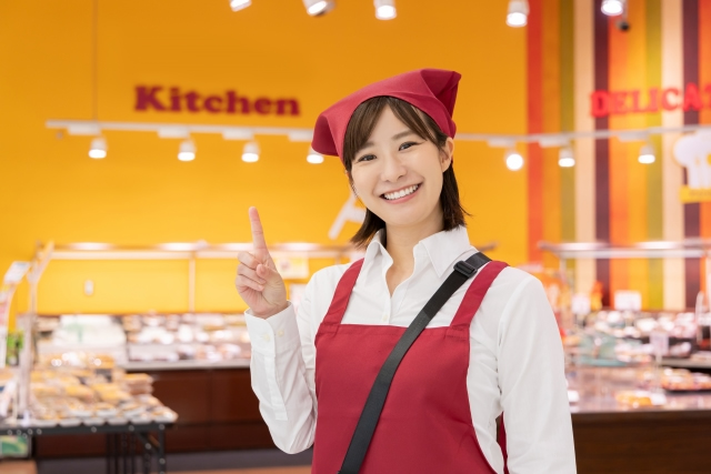 食品売り場で働く女性