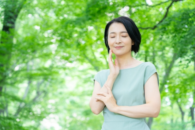 考え事をする女性