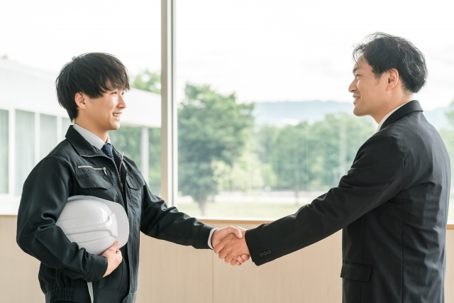 握手する男性たち