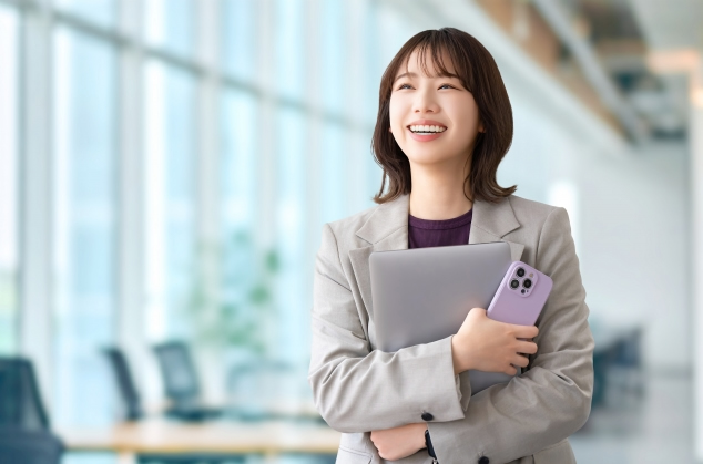 遠くを見てほほ笑む女性