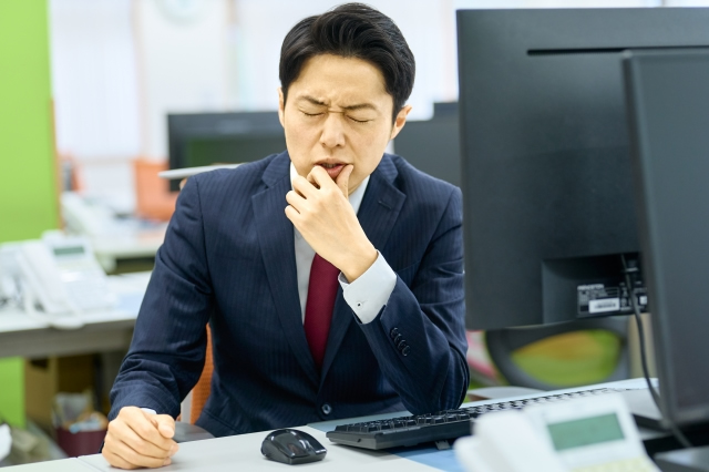 悩んでいる男性