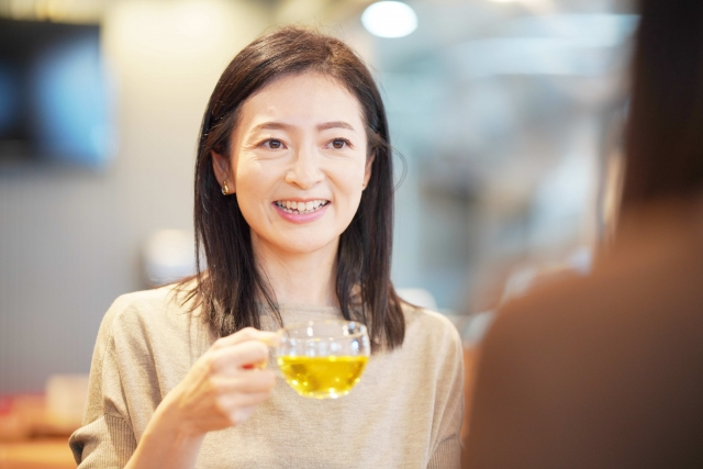 お茶を飲む女性