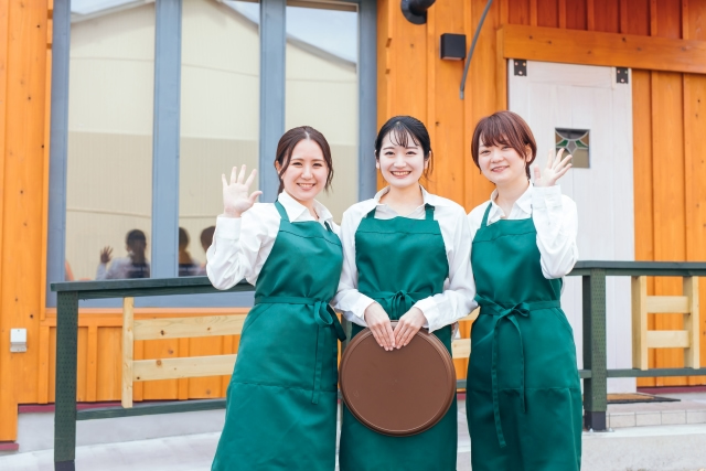 カフェで働く女性3人