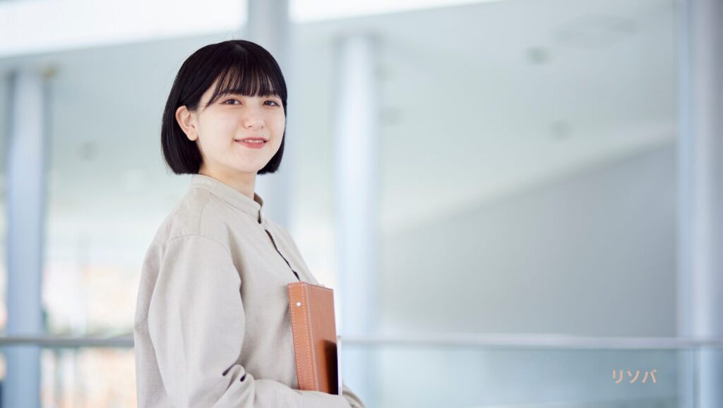 振り返った女性スタッフ