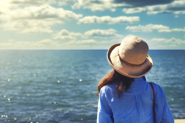 海を見つめる女性