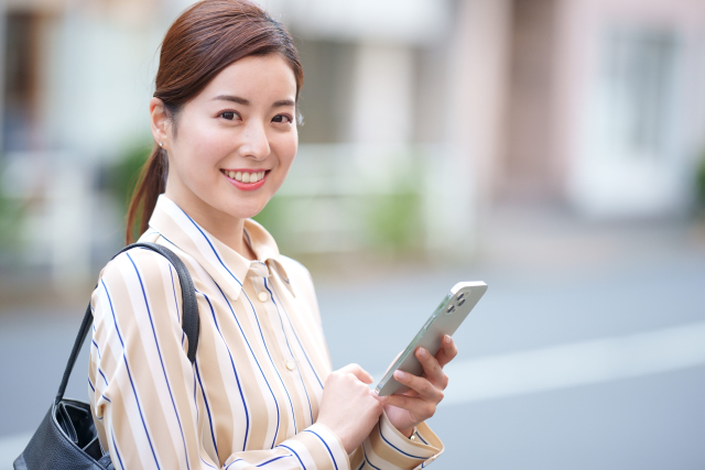 スマホを手に持つ女性
