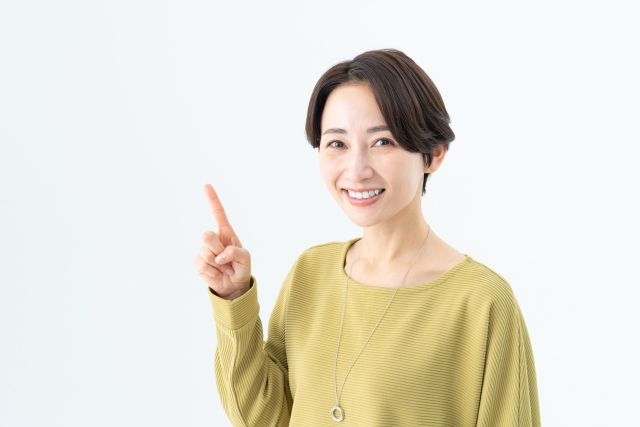 指をあげる女性