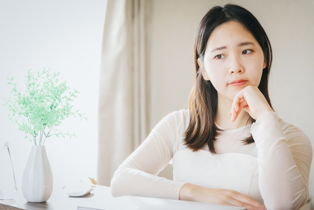 考え事をする女性