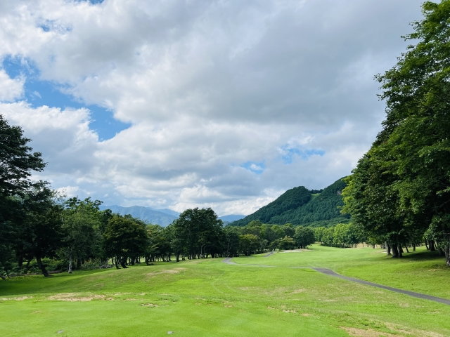 山並みの見える広いゴルフ場