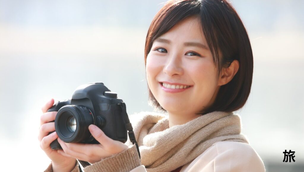 カメラを手にする女性